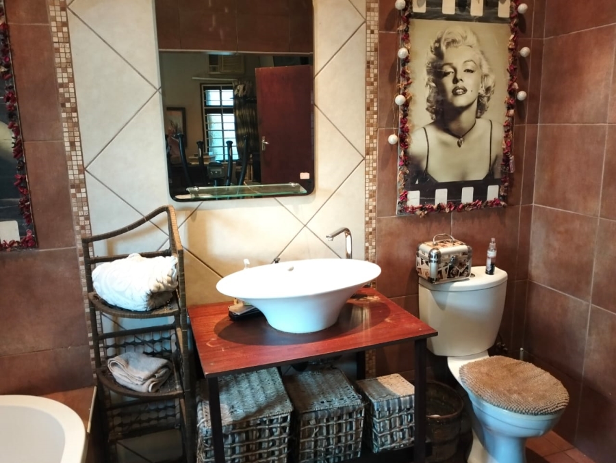 5 Bedroom Property for Sale in Songloed North West